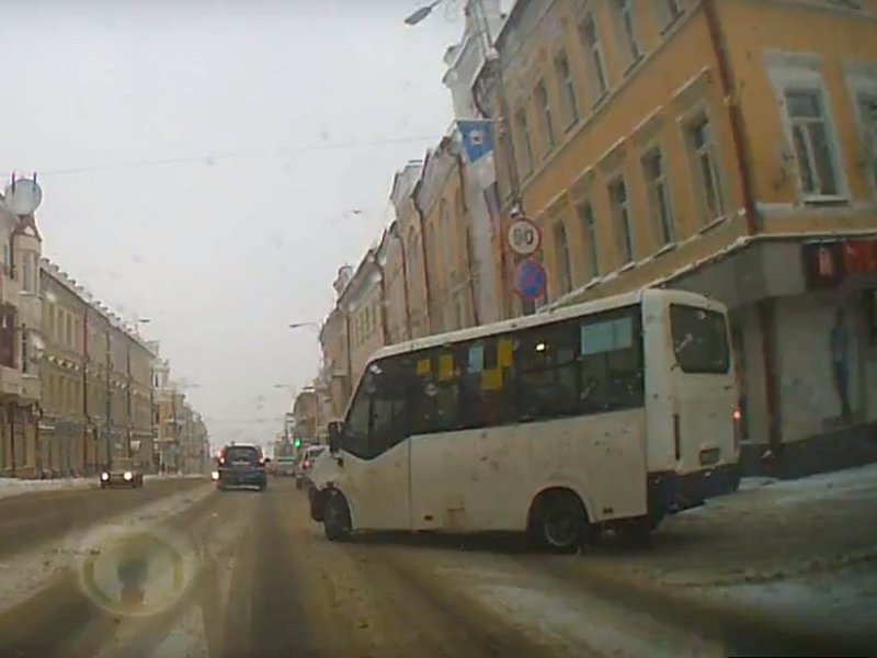 Езду вслепую водителя маршрутки в Смоленске сняли на видео