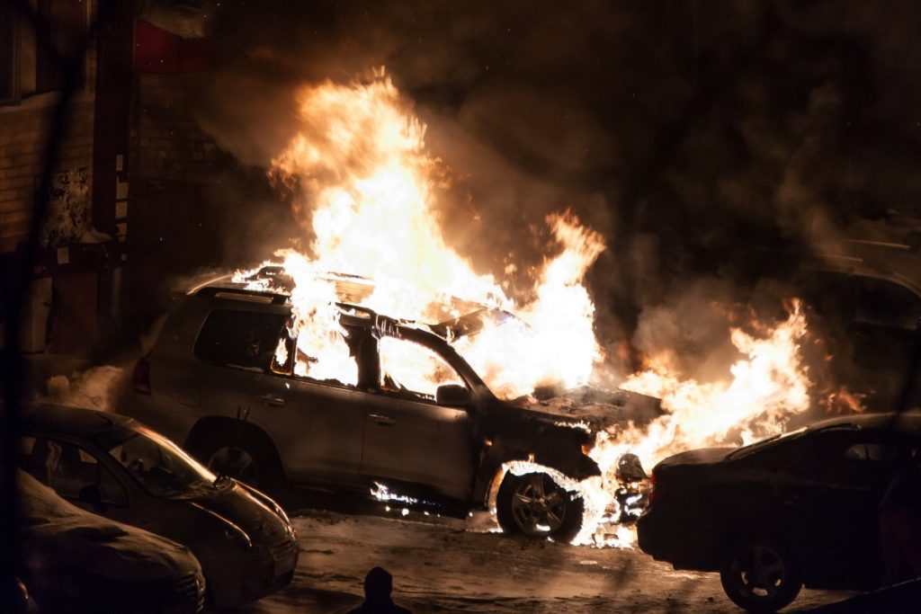 Toyota Land Cruiser Prado, пожар, возгорание (фото 1nsk.ru)