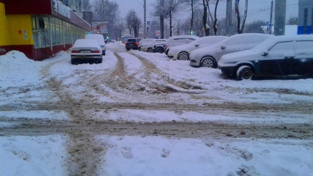 В Смоленске горожане возмутились неубранным из дворов и улиц снегом (фото )