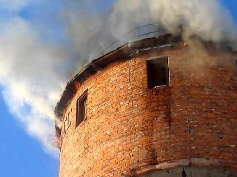 водонапорная башня, пожар, возгорание (фото ptzgovorit.ru)