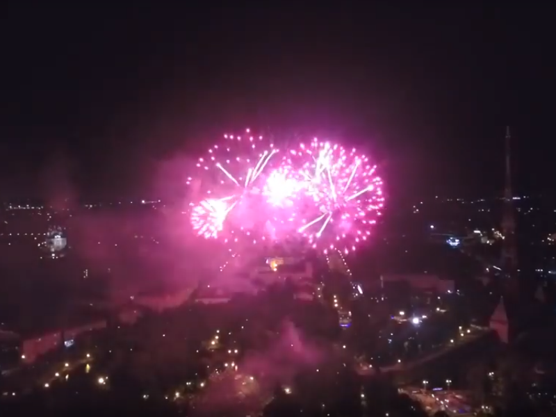 Салют в Смоленске в честь Дня защитника Отечества сняли на видео