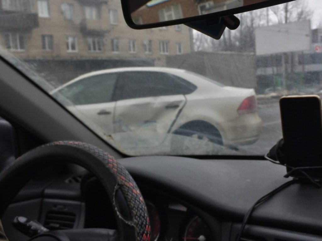 В Смоленске Фольксваген попал в жёсткую аварию на улице Шевченко (фото vk.com samonyuk)