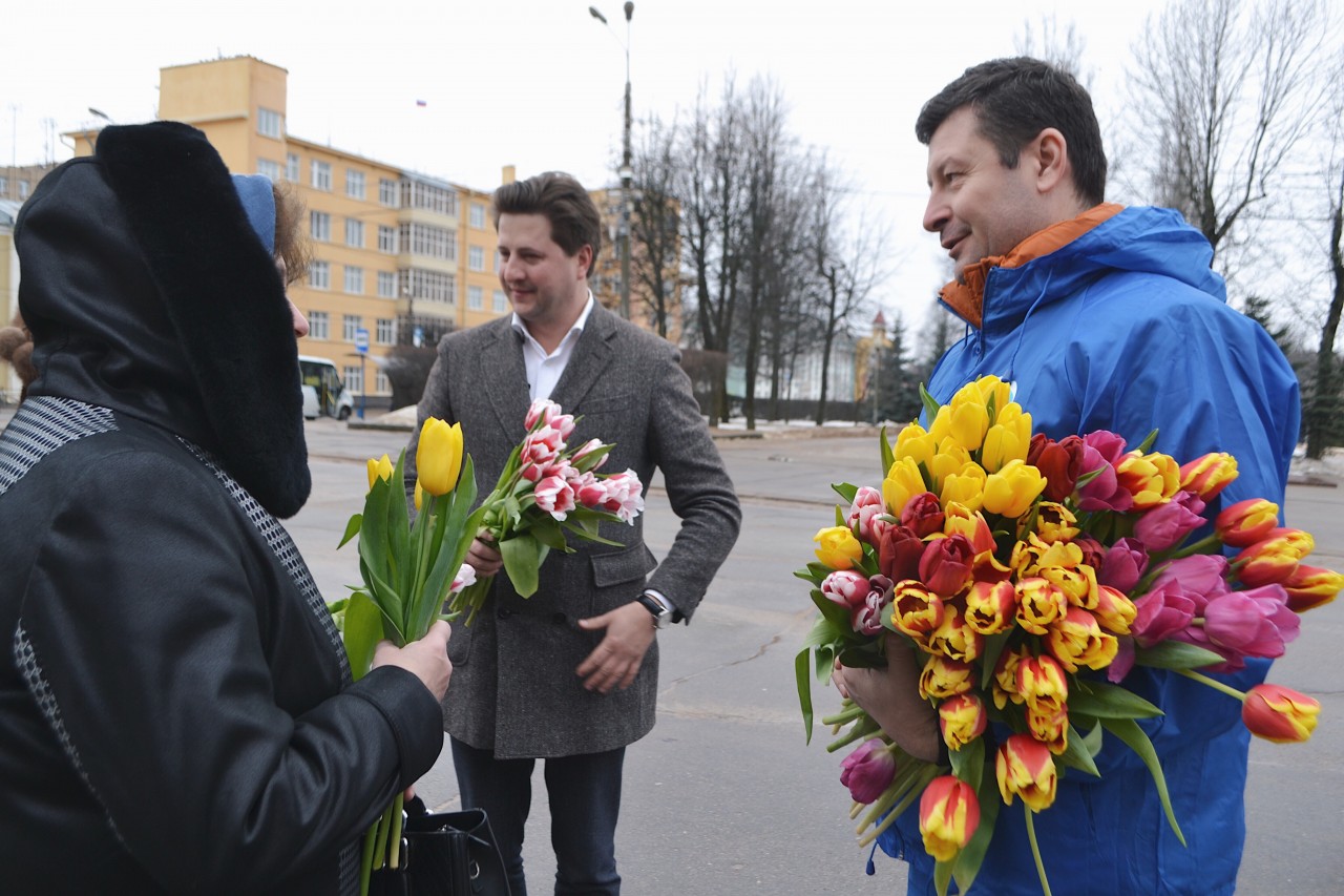 На улице дарят цветы. Дарит цветы. Раздавать цветы.