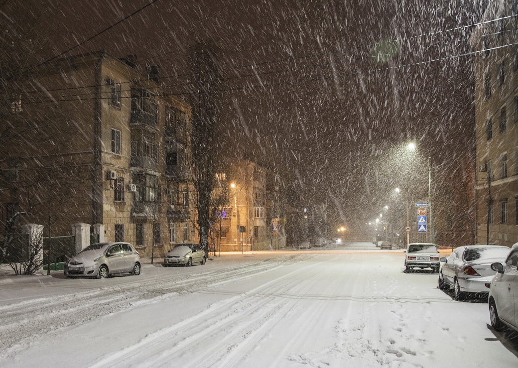 Снег бывает сильный. Метель в городе. Снегопад в городе. Зимняя Пурга в городе. Вьюга в городе.