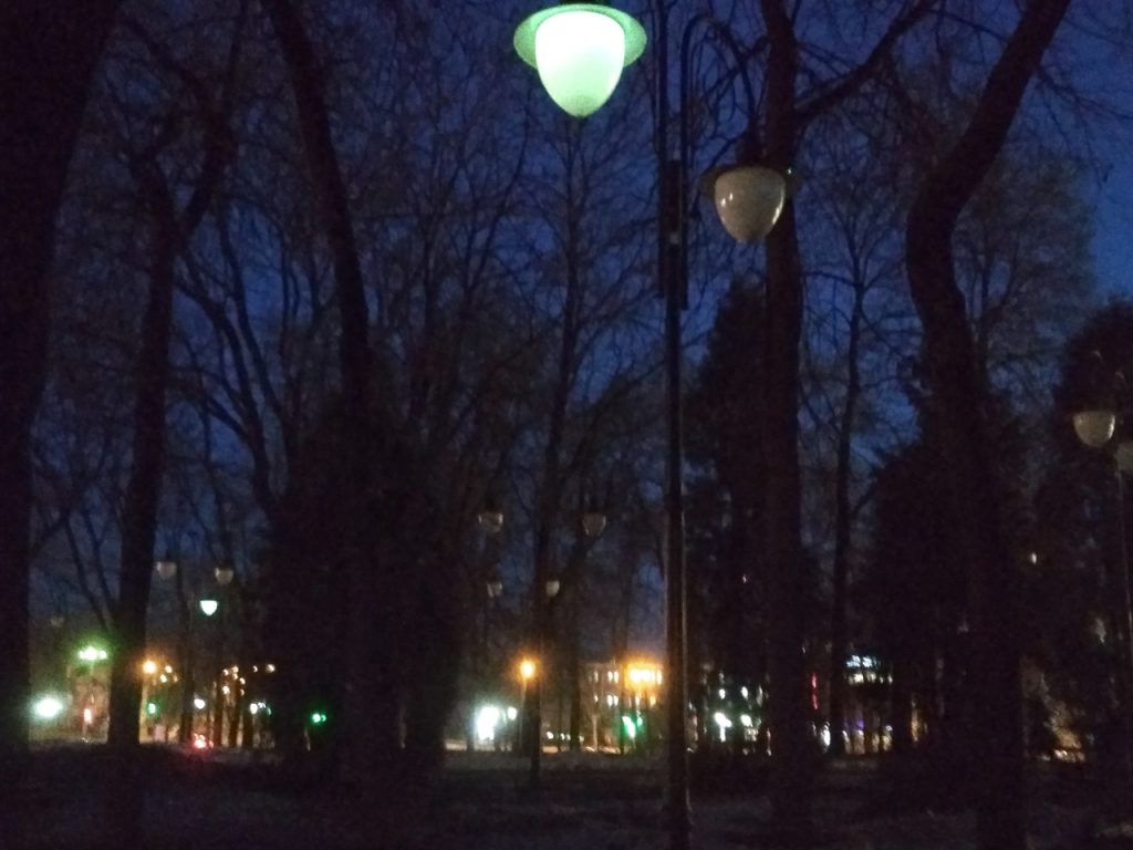 отключение фонарей в сквере у памятника Твардовскому и Тёркину 22.03.2019 в Смоленске (фото vk.com black.smolensk)