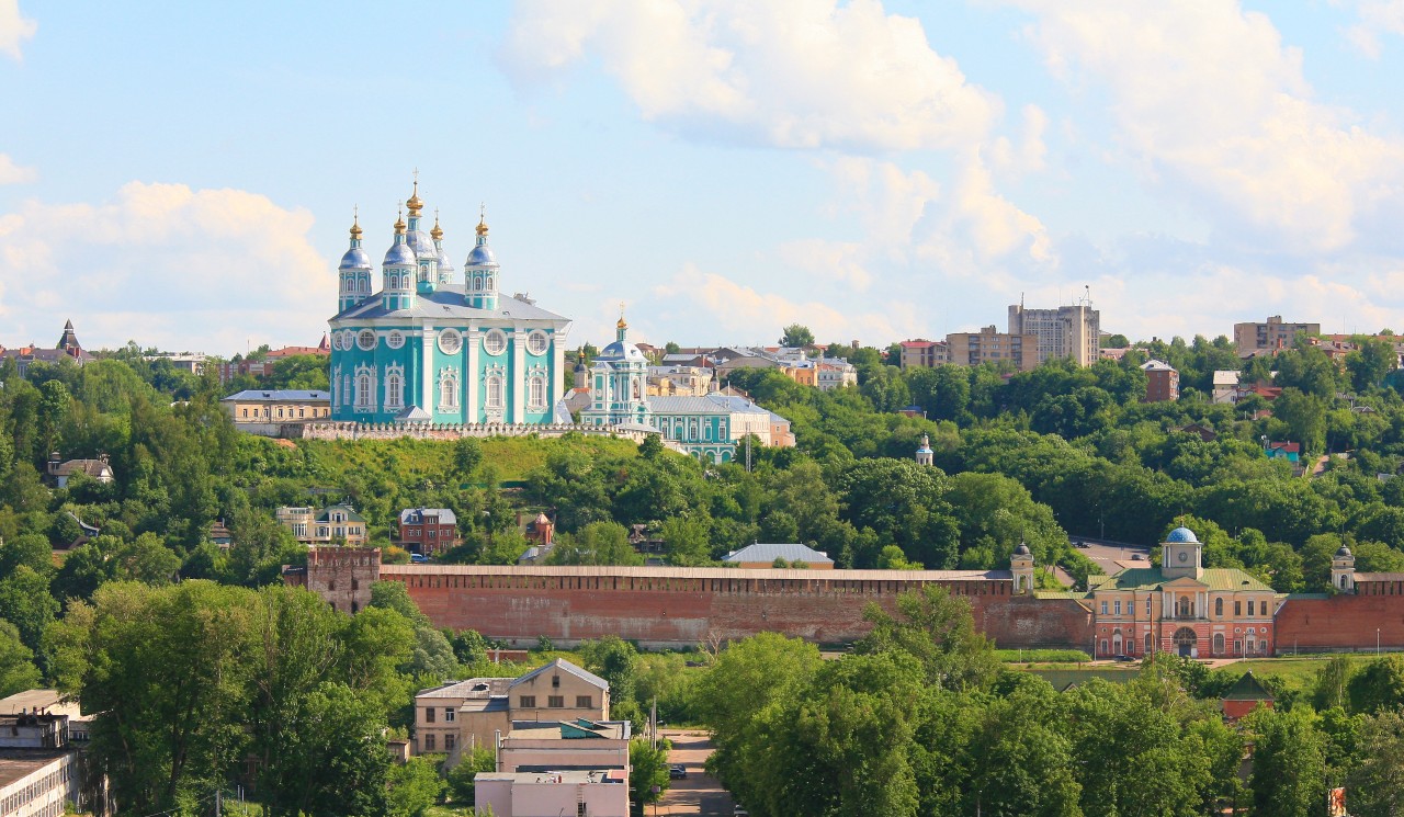 Какое время в смоленске. Соборный холм Смоленск. Смоленск виды города. Успенский собор Смоленск с крепостной стеной. Вид сверху Смоленск Успенский собор.