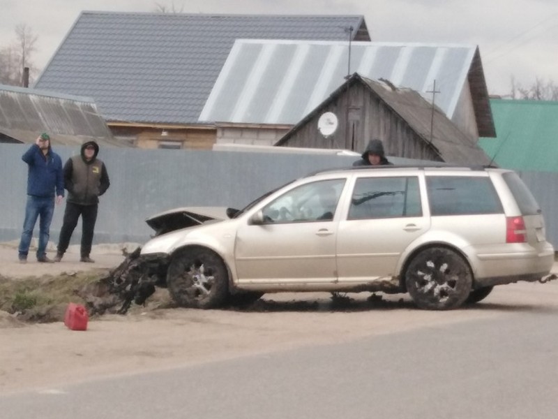 ДТП в Рославле 14.04.2019 с Volkswagen Golf и Lada Largus (фото vk.com id508447029)