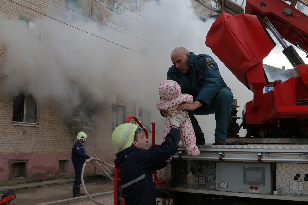 В Смоленске при пожаре в многоквартирном доме спасли больше 10 человек -  Общество | Информагентство 