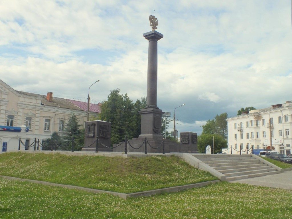 стела Вязьма город воинской славы (фото ok.ru)