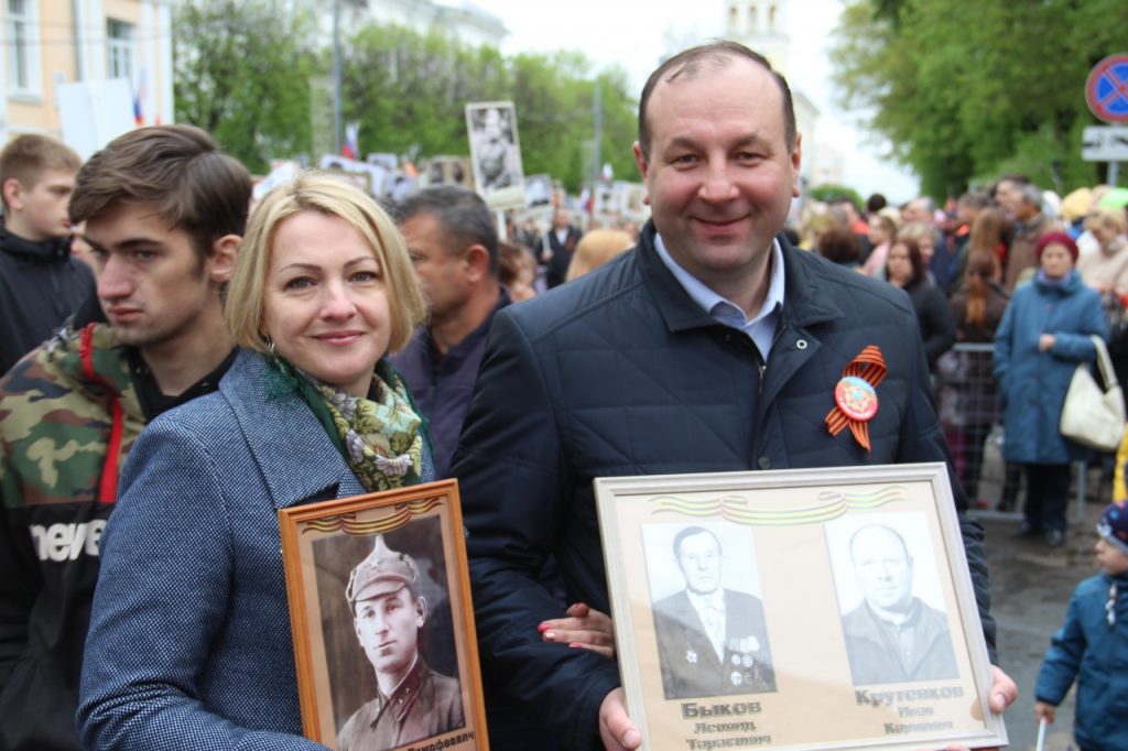 Бессмертный полк-2019 в Смоленске, Сергей Быков с женой