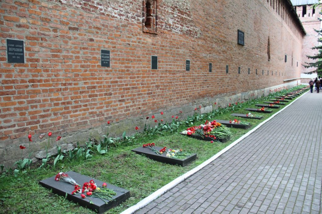 цветы 9.05.2019 на могилах в сквере памяти Героев_2