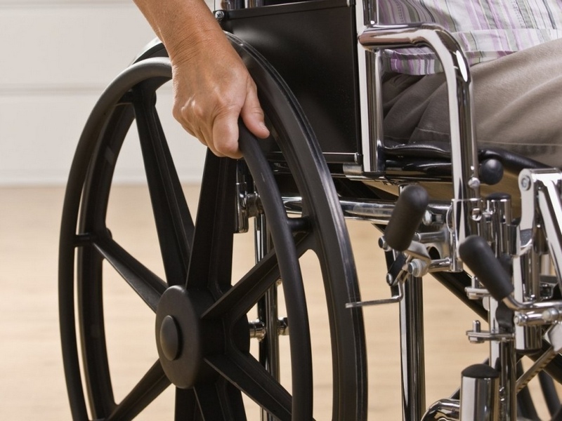 инвалидная коляска (фото vk.com official_smolensk)