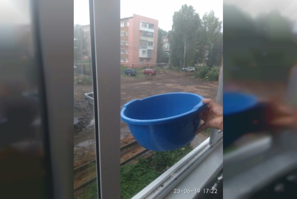 отключение воды 23.06.2019 в Рославле, дождь, таз (фото vk.com olyakabalova)