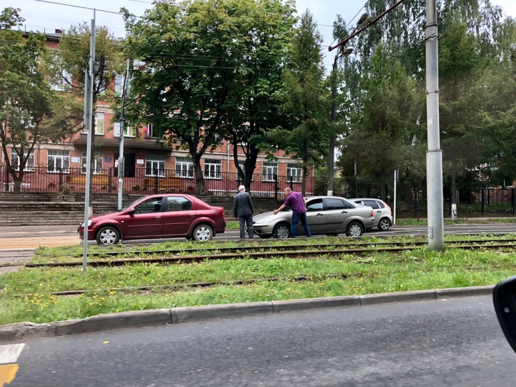 В Смоленске ДТП с иномарками создало «пробку» перед дамбой - Авто |  Информагентство 