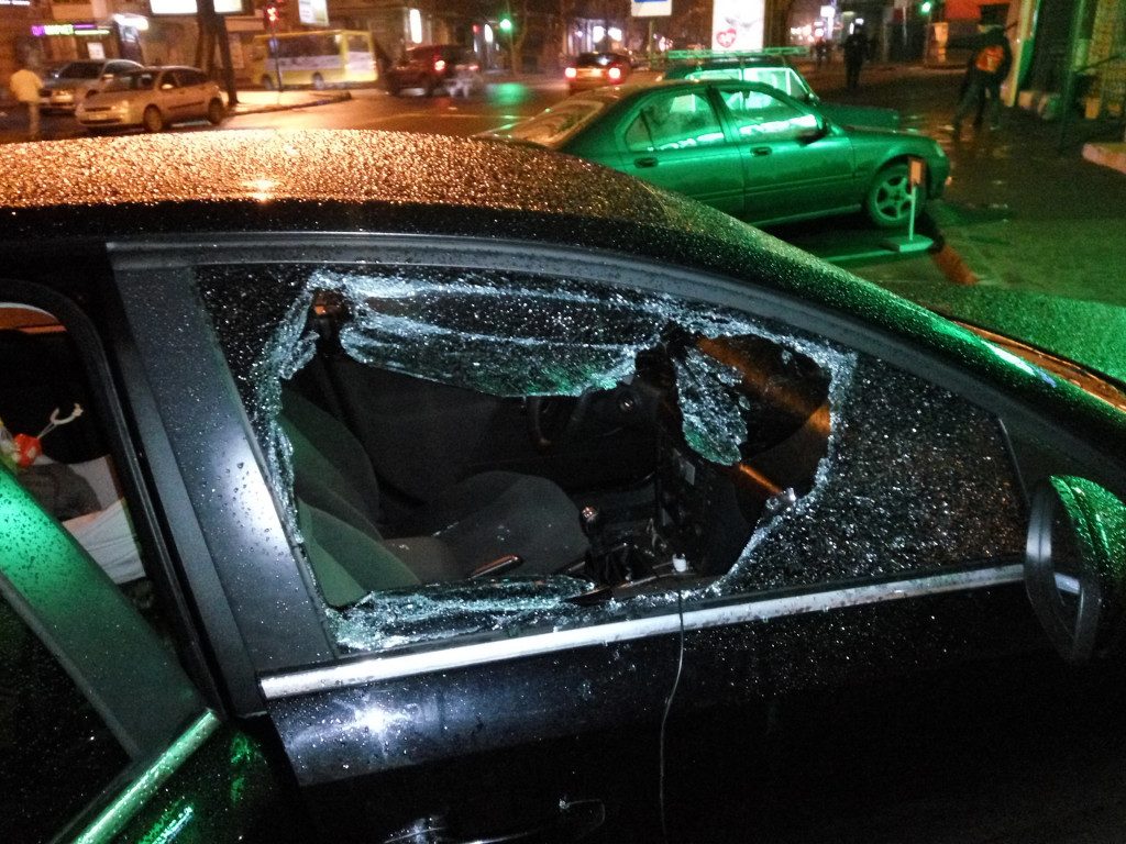 разбитое стекло авто