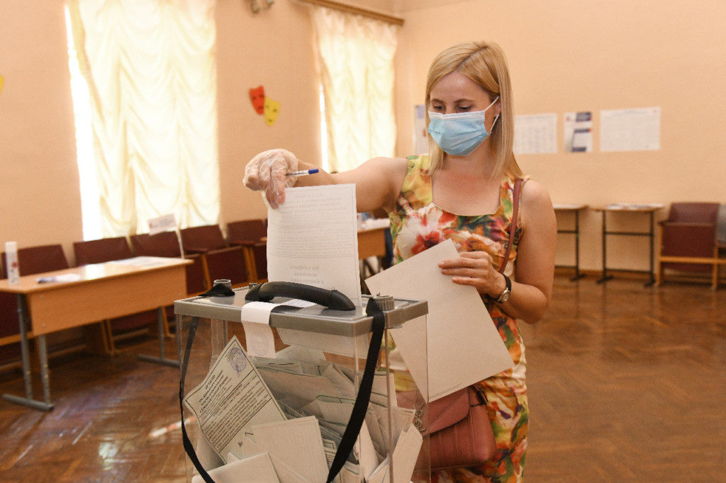 общероссийское голосование по поправкам в Конституцию, урна, бюллетени, профилактика коронавируса (фото admin-smolensk.ru)