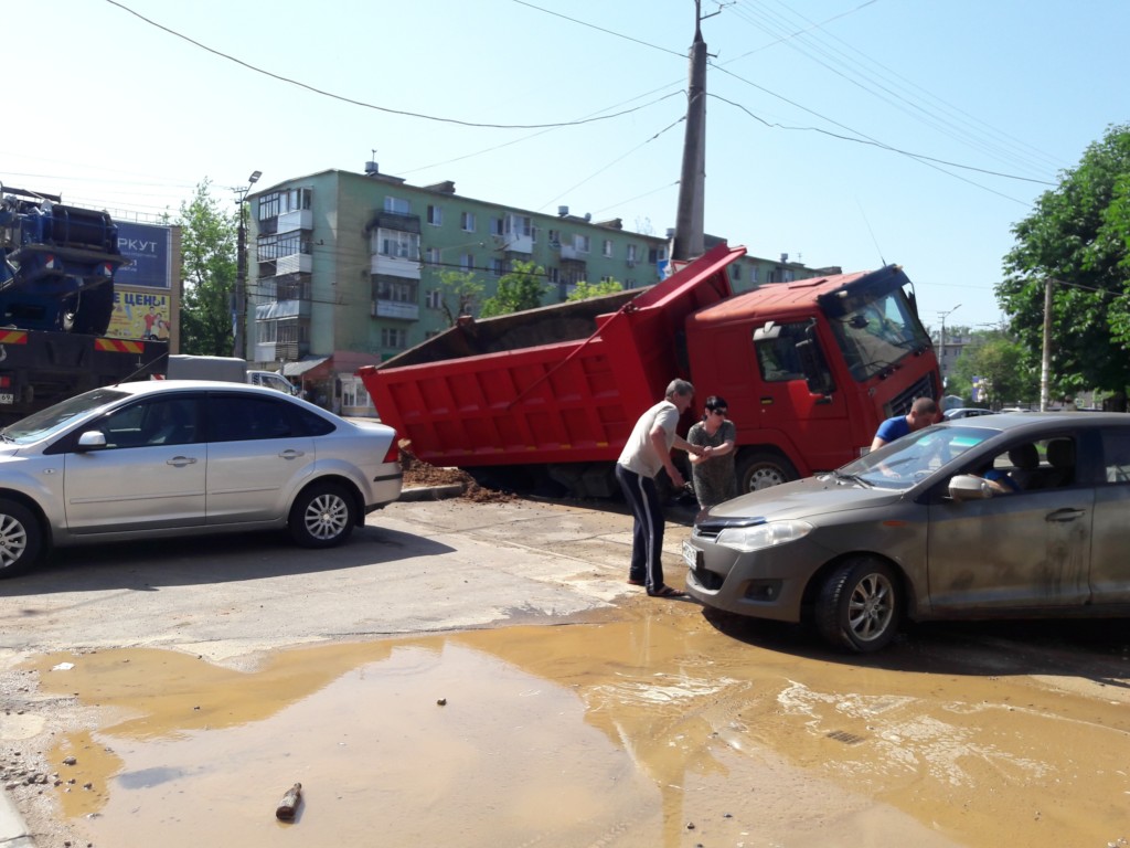 В Смоленске самосвал провалился в яму на дороге - Происшествия |  Информагентство 