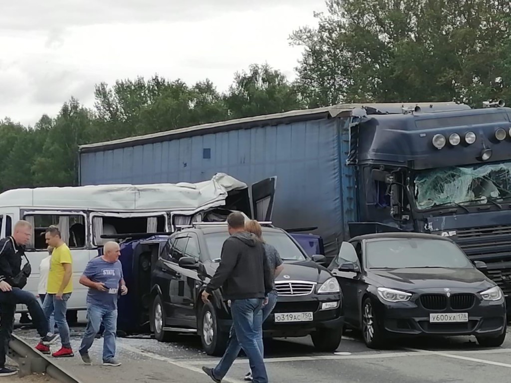 Новости смоленска самые свежие. ДТП на м1 в Смоленской области. Авария на трассе м1 в Смоленской области. Авария на м1 в Смоленской. Авария под Смоленском на трассе м1.