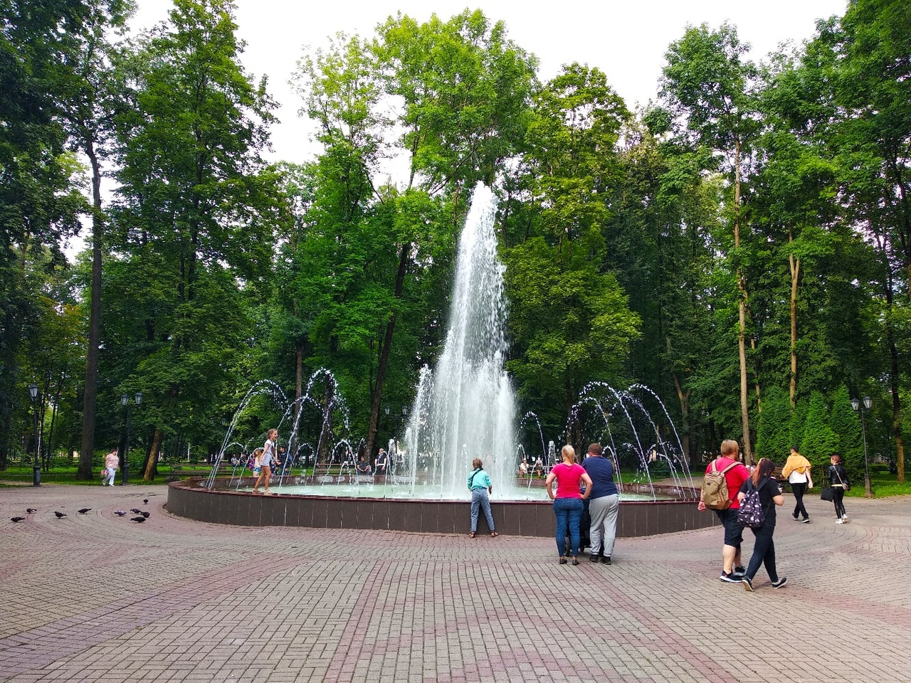 Режим работы фонтана на блонье смоленск. Парк Блонье в Смоленске фонтан. Фонтан на Блонье в Смоленске. Фонтан Лопатинский парк Смоленск. Вязьма парк.