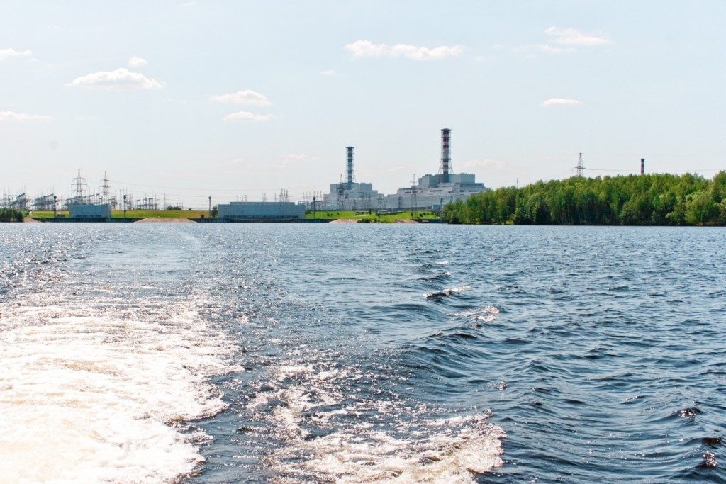 вид на Смоленскую атомную электростанцию с водохранилища (фото пресс-службы СЭАС)