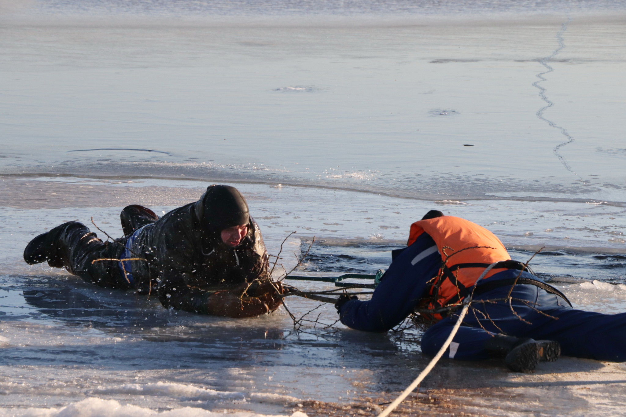 Спасение человека провалившегося под лед. Спасение утопающих МЧС. МЧС России провалился под лед. Спасение рыбаков на льдине МЧС. Рыбаки на тонком льду.