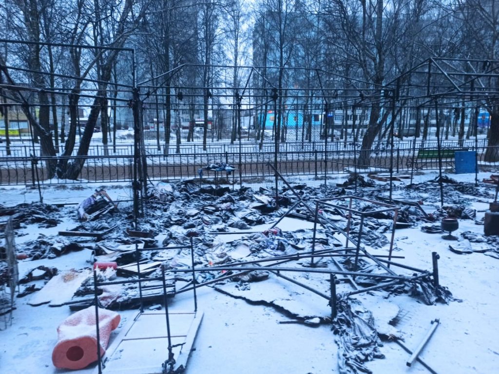 последствия пожара 14.12.2020, рынок, палатки, Ярцево, проспект Металлургов_1 (фото 67.mchs.gov.ru)