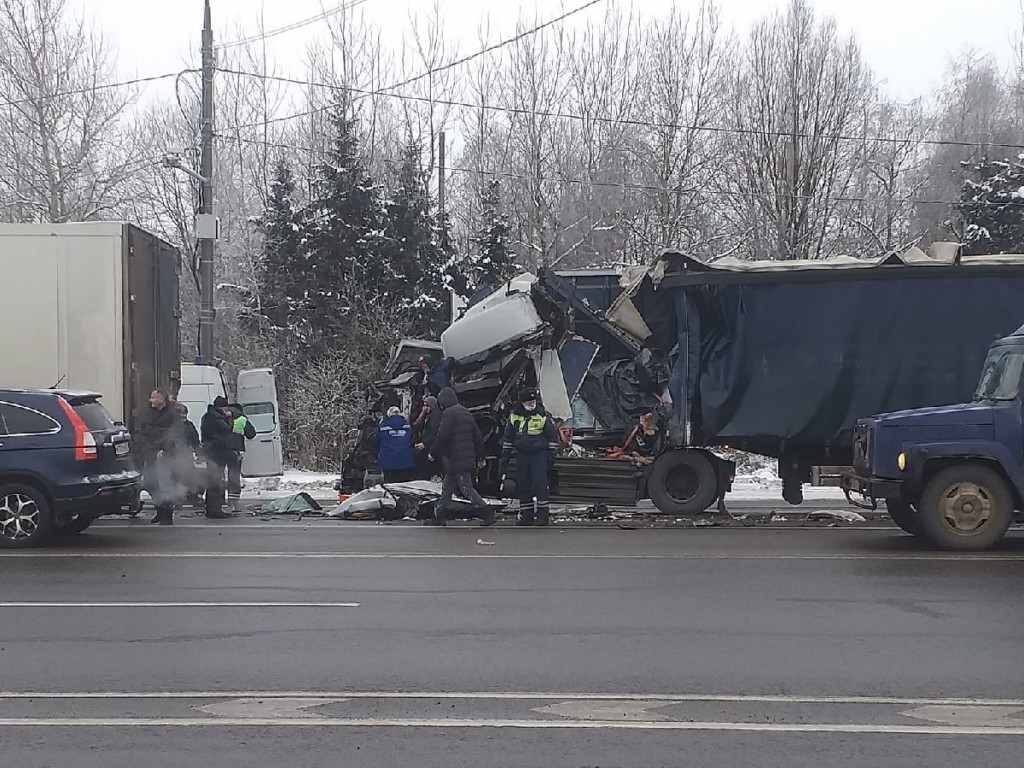 Под Смоленском водителя госпитализировали после серьёзного ДТП с  большегрузами - Происшествия | Информагентство 