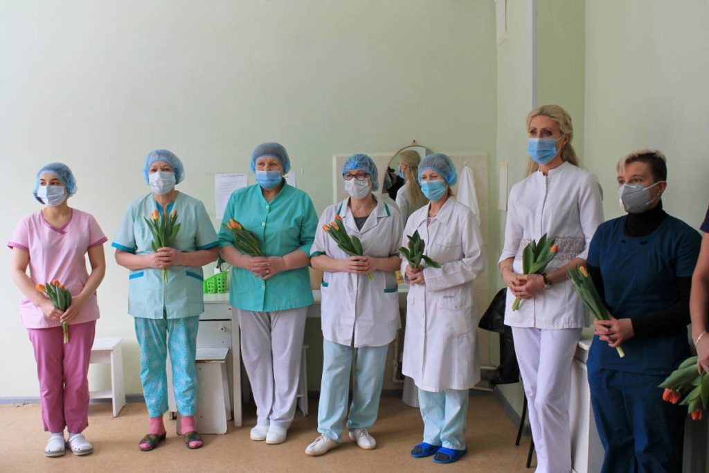 медперсонал ковидного отделения областной больницы, 8 Марта, коронавирус (фото smolensk.er.ru)