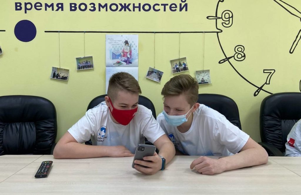 учащиеся школы №3 Смоленска, интеллектуальная онлайн-игра «1418», региональный ресурсный центр (фото smolensk.er.ru)