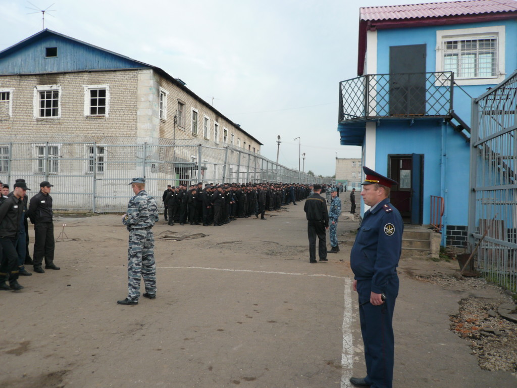 построение заключённых, исправительная колония №3, посёлок Шахты-3, Сафоновский район (фото smolensk.fsin.gov.ru)