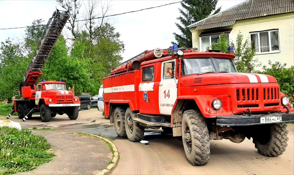 автоцистерна, автолестница пожарно-спасательной части №14 в Сафонове (фото 67.mchs.gov.ru)