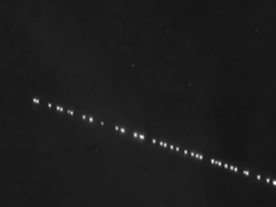 НЛО, спутники Starlink в небе над Гагаринским районом (фото vk.com gagarinlife)