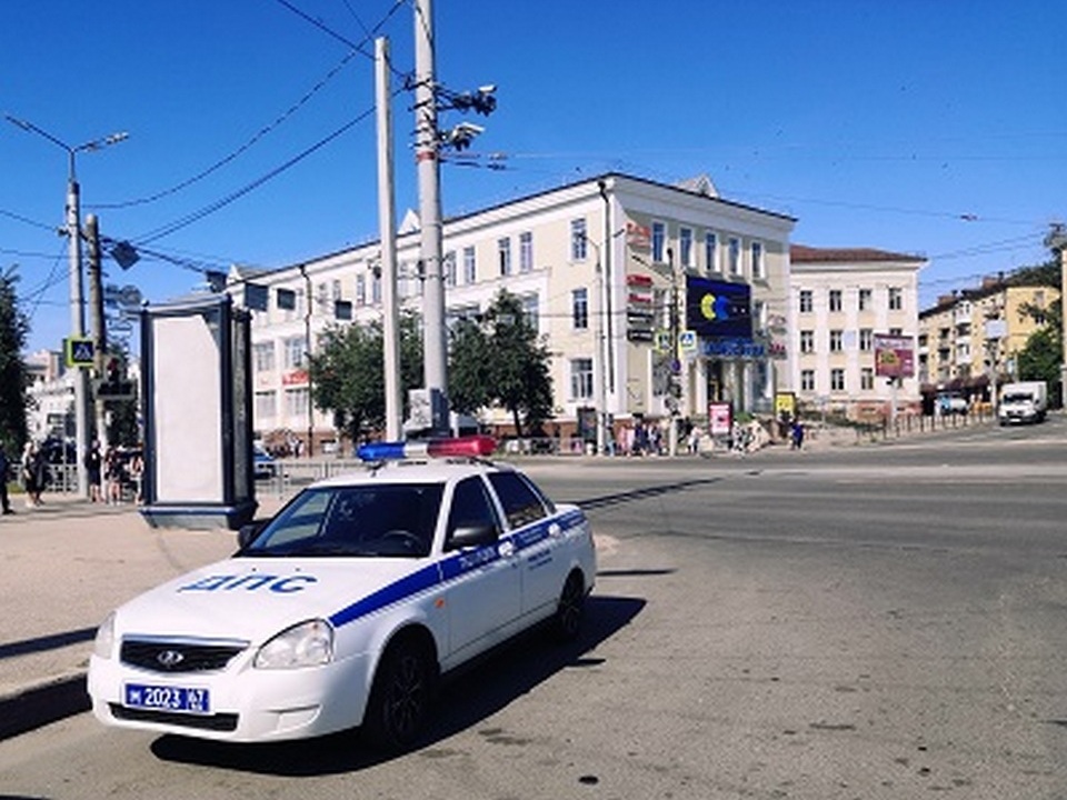 машина ДПС на площади Победы, улица Тенишевой (фото 67.gibdd.ru)