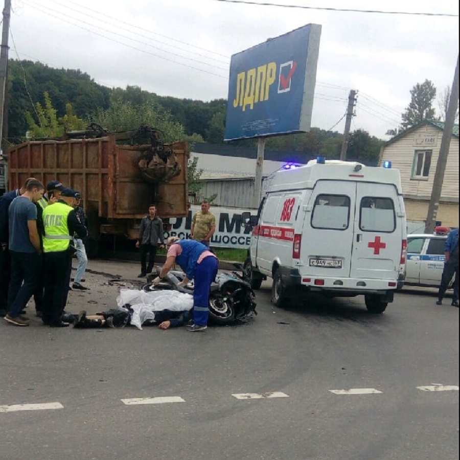 Легковой автомобиль не уступил дорогу мотоциклу в Смоленске