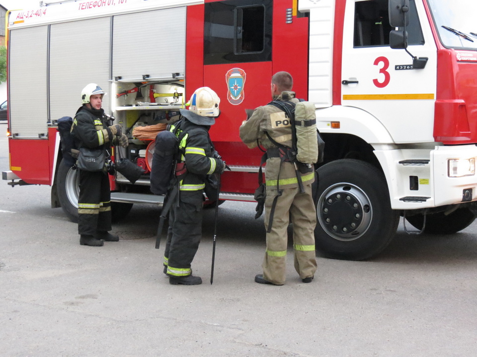 расчёт пожарно-спасательной части №3 Смоленска, автоцистерна (фото 67.mchs.gov.ru)