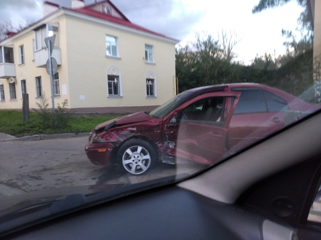 Два &#171;Фольксвагена&#187; столкнулись на Витебском шоссе в Смоленске