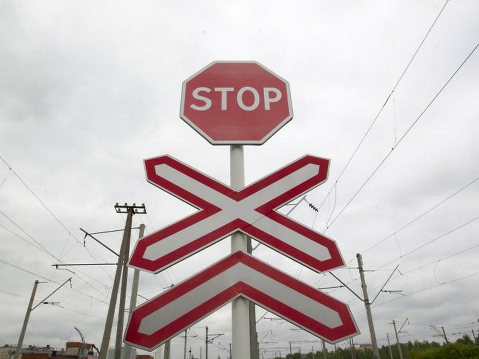 знак Стоп на железнодорожном переезде (фото пресс-службы смоленского регионального филиала МЖД)