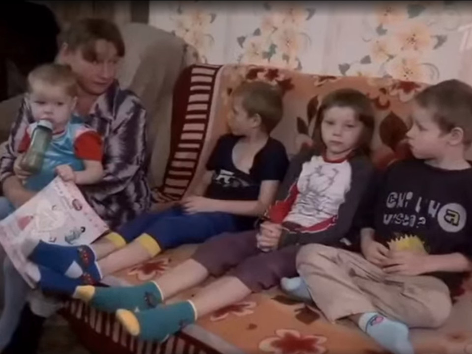 семья с детьми маугли из Новодугинского района (кадр выпуска Мужское женское 22.10.2021)