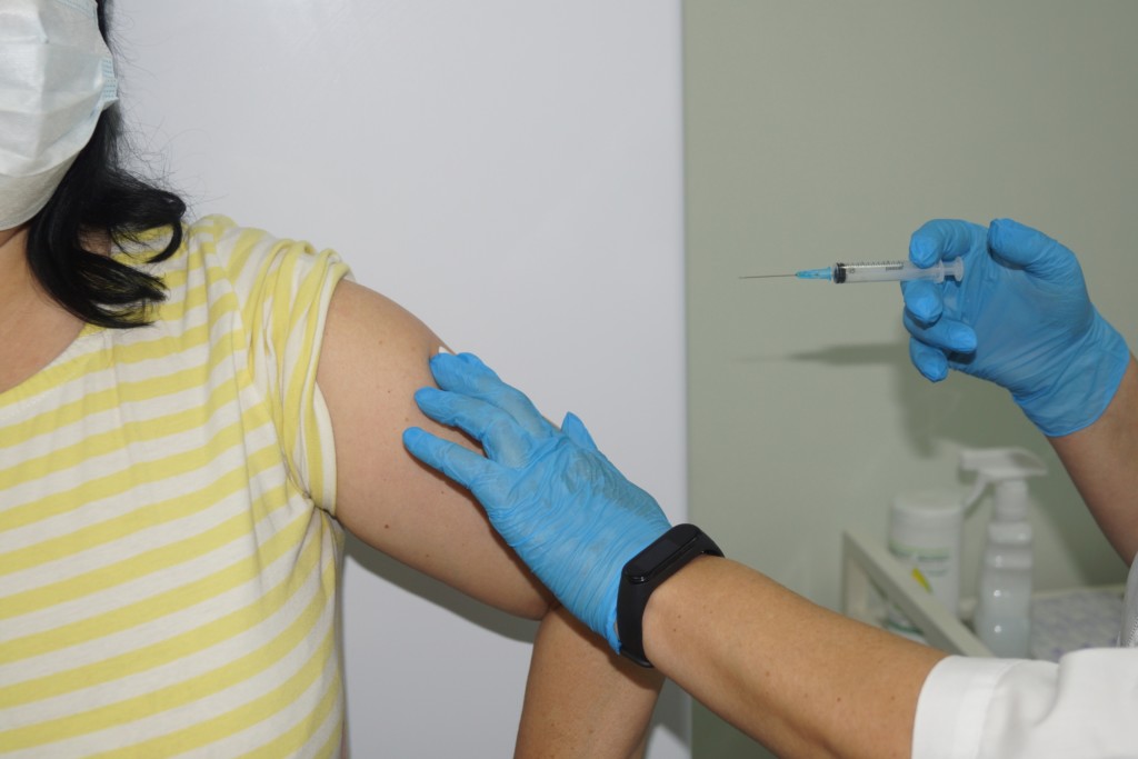 вакцинация от коронавируса в медсанчасти 135 Десногорска (фото vk.com desnapress)