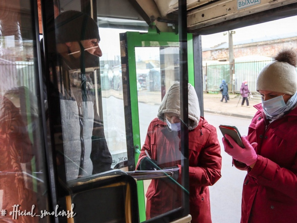 рейд Роспотребнадзора в автобусе на Колхозной площади, ноябрь 2021 (фото smoladmin.ru)