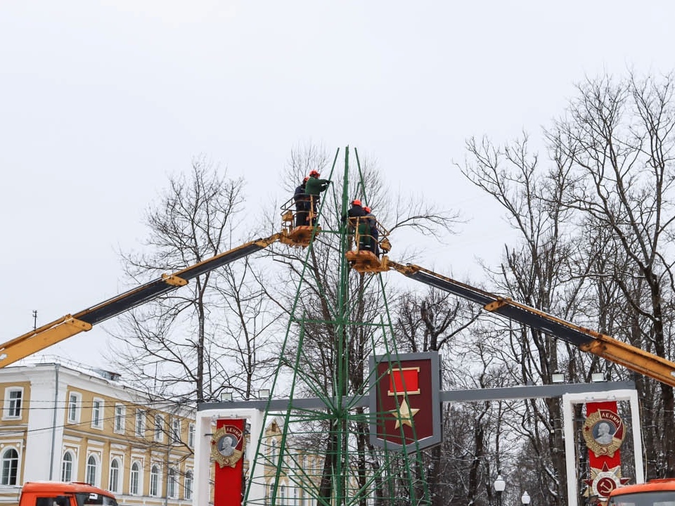 монтаж городской ёлки 9.12.2021, площадь Ленина в Смоленске (фото smoladmin.ru)