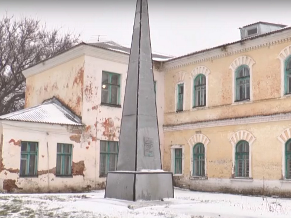 обелиск у школы №1 Ельни (кадр ТВ-Ельня)