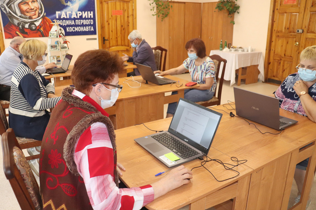 Клуб золотого возраста в Гагарине, уроки компьютерной грамотности для пенсионеров (фото admin-smolensk.ru)