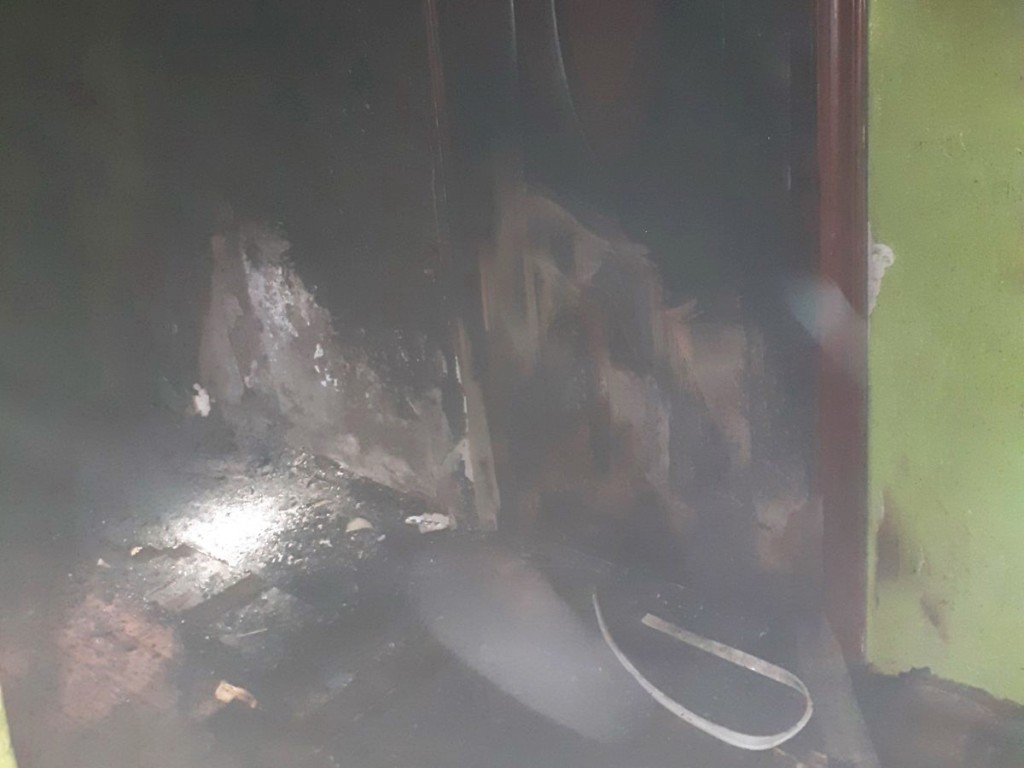 поджог двери в общежитии 12.1.2022 на улице Гагарина в Гагарине (67.mchs.gov.ru)