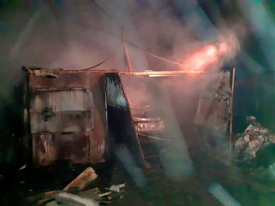 пожар 1.01.2022, гараж, Усилительный пункт Сверчково (фото mchs.gov.ru)