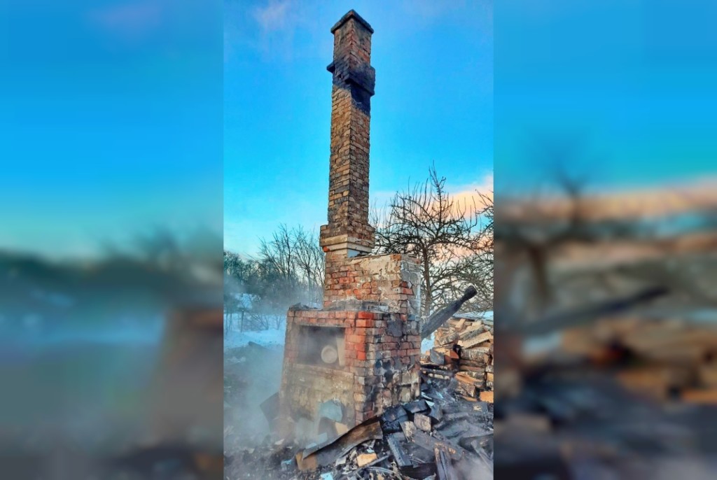 сгоревший дом 11.1.2022 в Покровском, Вяземский район (фото 67.mchs.gov.ru)