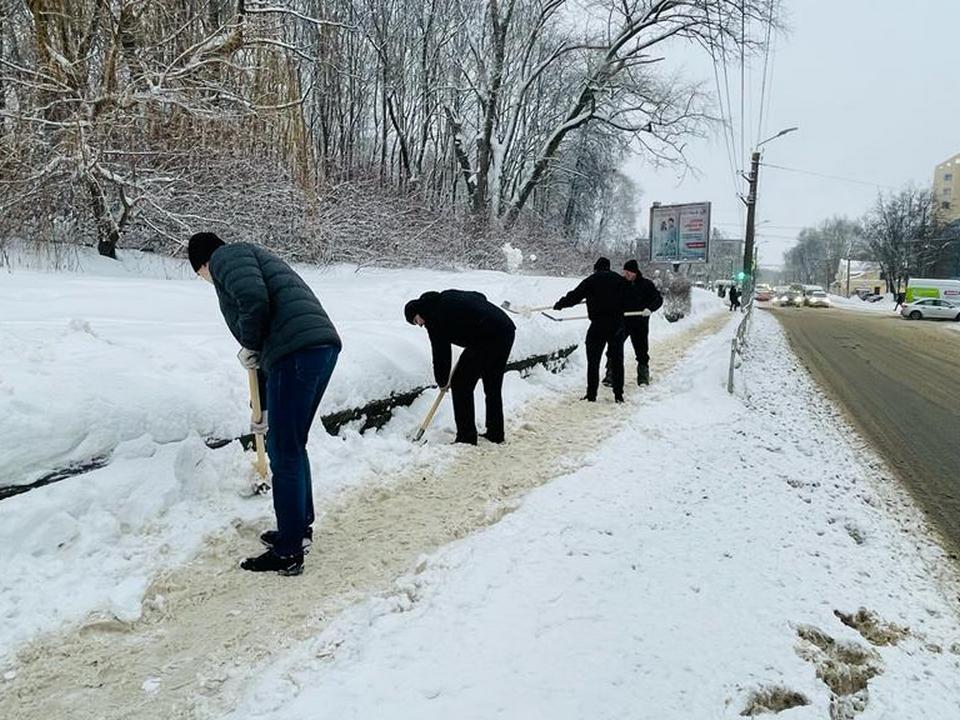 уборка снега 28.1.2022 на улице Тенишевой