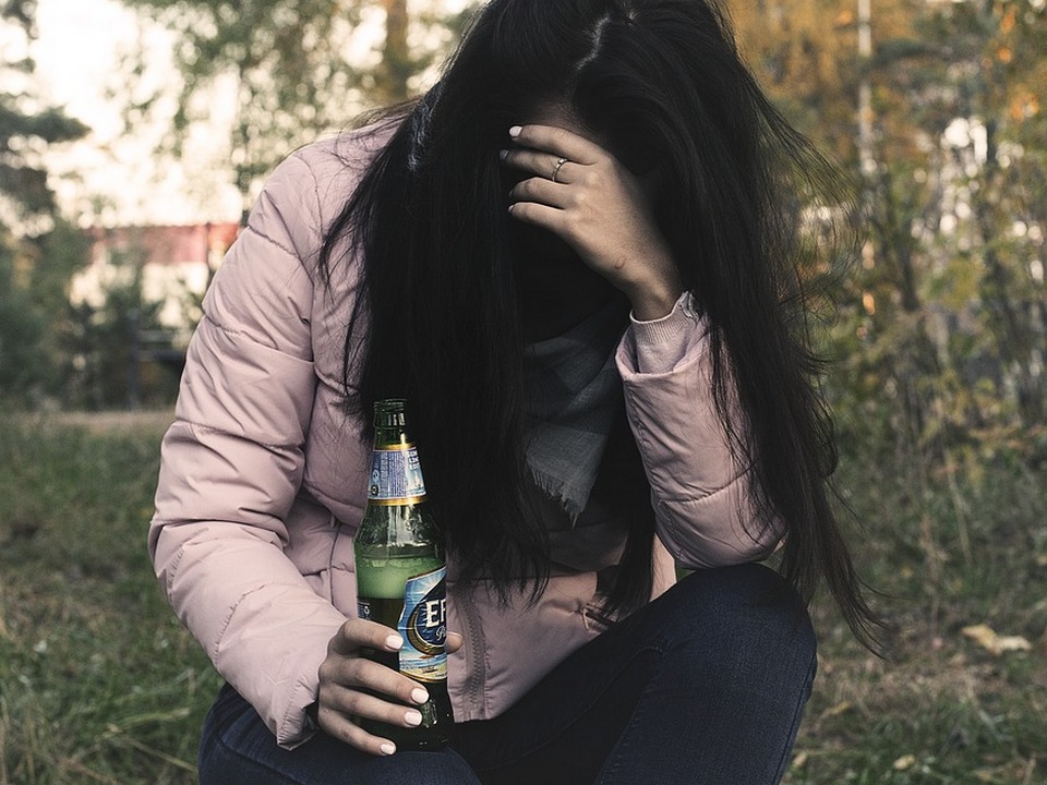 женский алкоголизм, пьющая девушка, женщина, мать, пиво