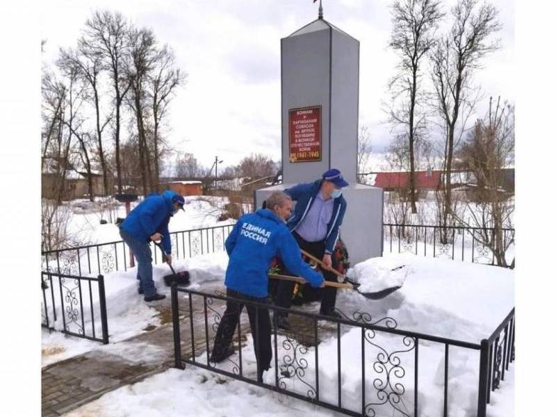 Ляхов, Рыбки, очистка снега у памятника ВОВ