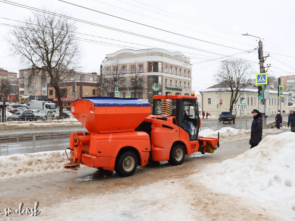 обработка тротуара песко-соляной смесью, улица Твардовского, февраль 2022